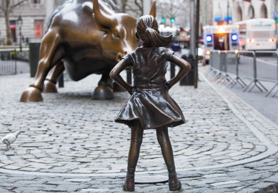Photograph+of+the+Fearless+Girl+statue+by+Kristen+Visbal+across+Arturo+Di+Modicas+Charging+Bull+statue+in+Manhattans+financial+district.